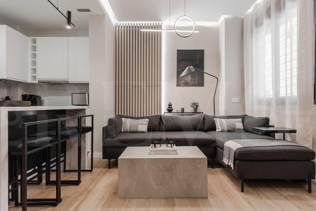 Contemporary Minimalist Apartment By Rems 马拉加 外观 照片