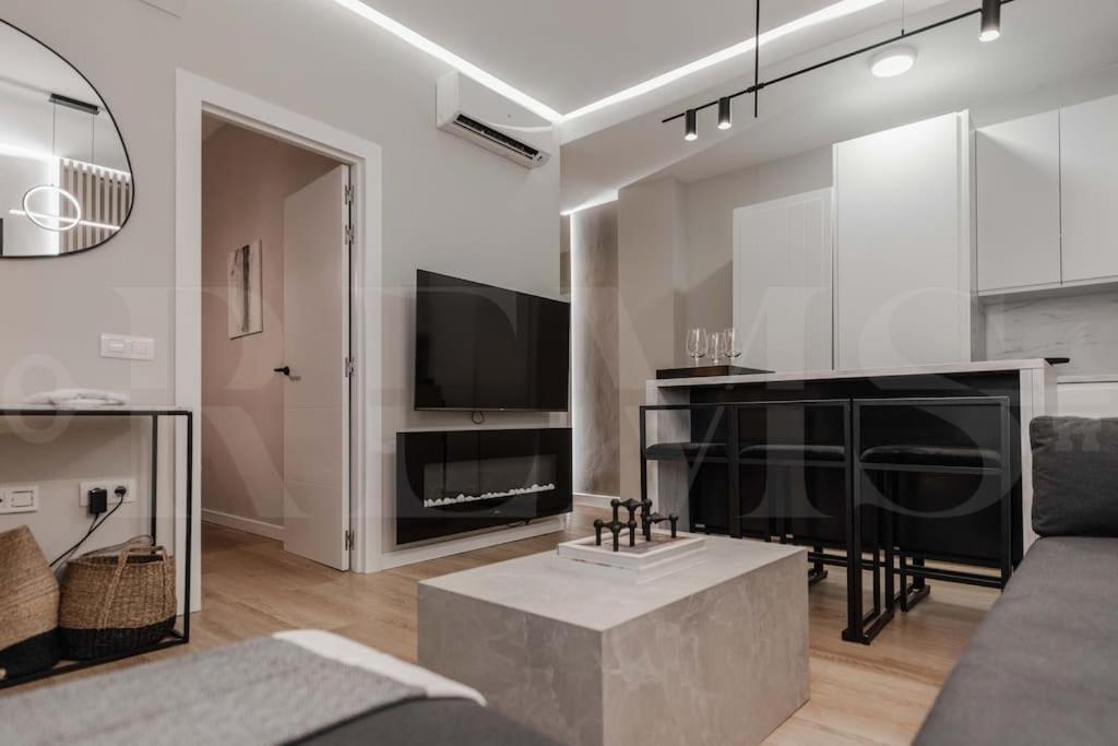 Contemporary Minimalist Apartment By Rems 马拉加 外观 照片